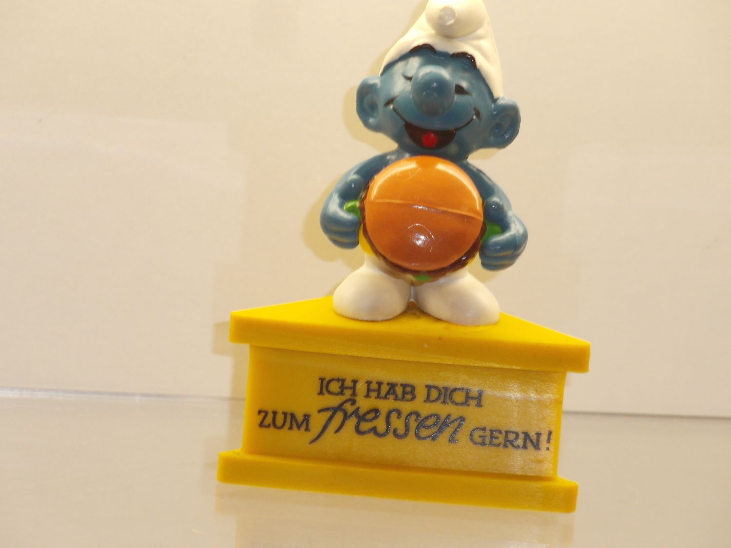 Dreiecks-Sockel: Schlumpf mit Hamburger: Ich hab Dich zum fressen gern!