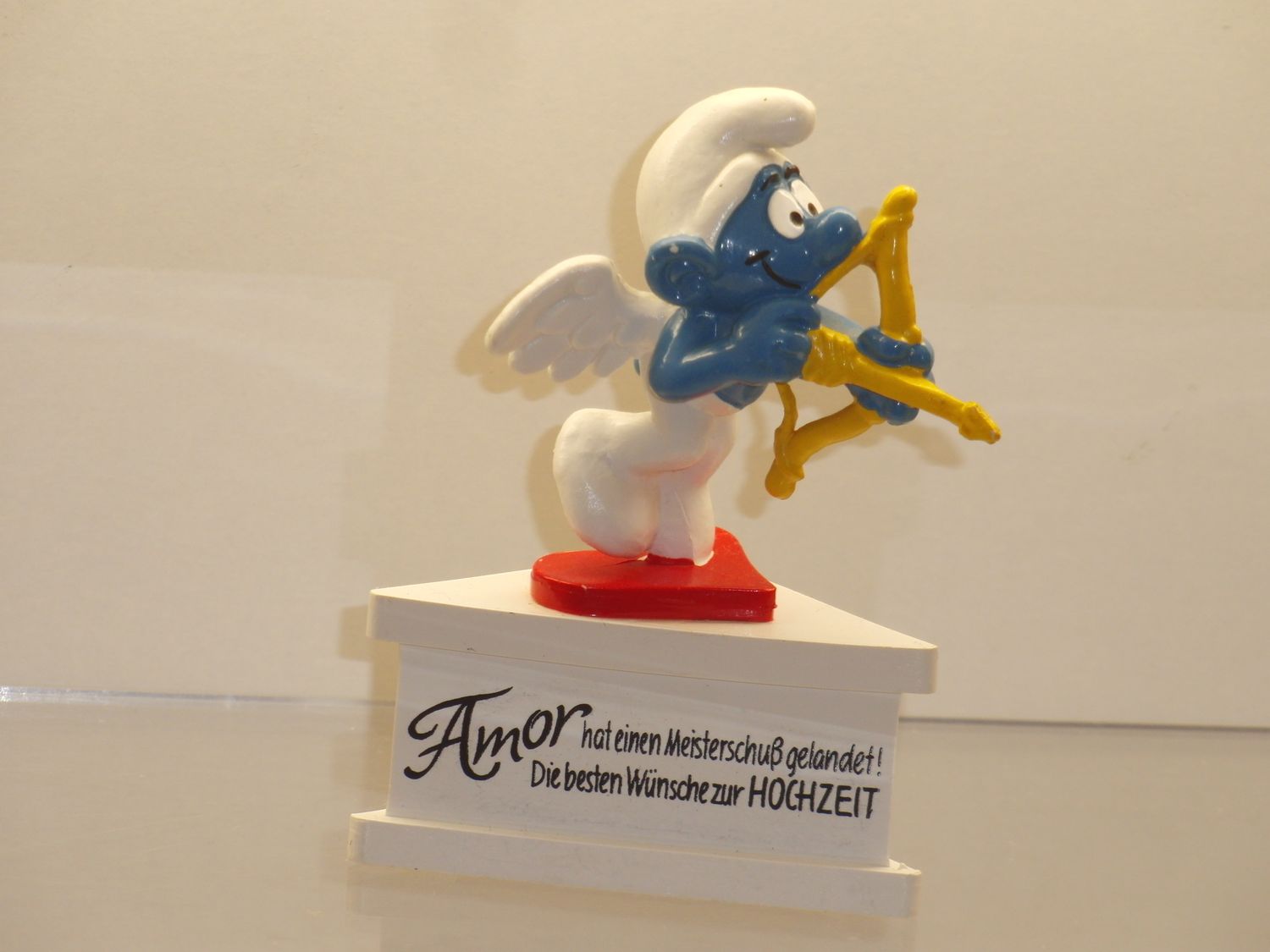 Dreiecks-Sockel: Amor: Amor hat einen Meisterschuß gelandet! Die besten Wünsche zur HOCHZEIT
