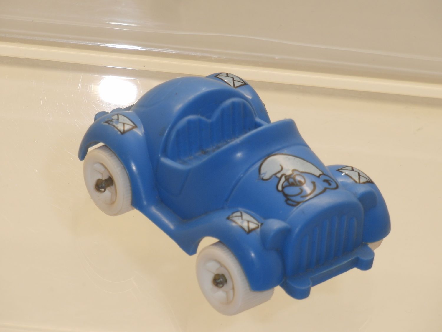 Fahrzeuge: blaues Auto mit Schlumpfaufdruck (Briefe)