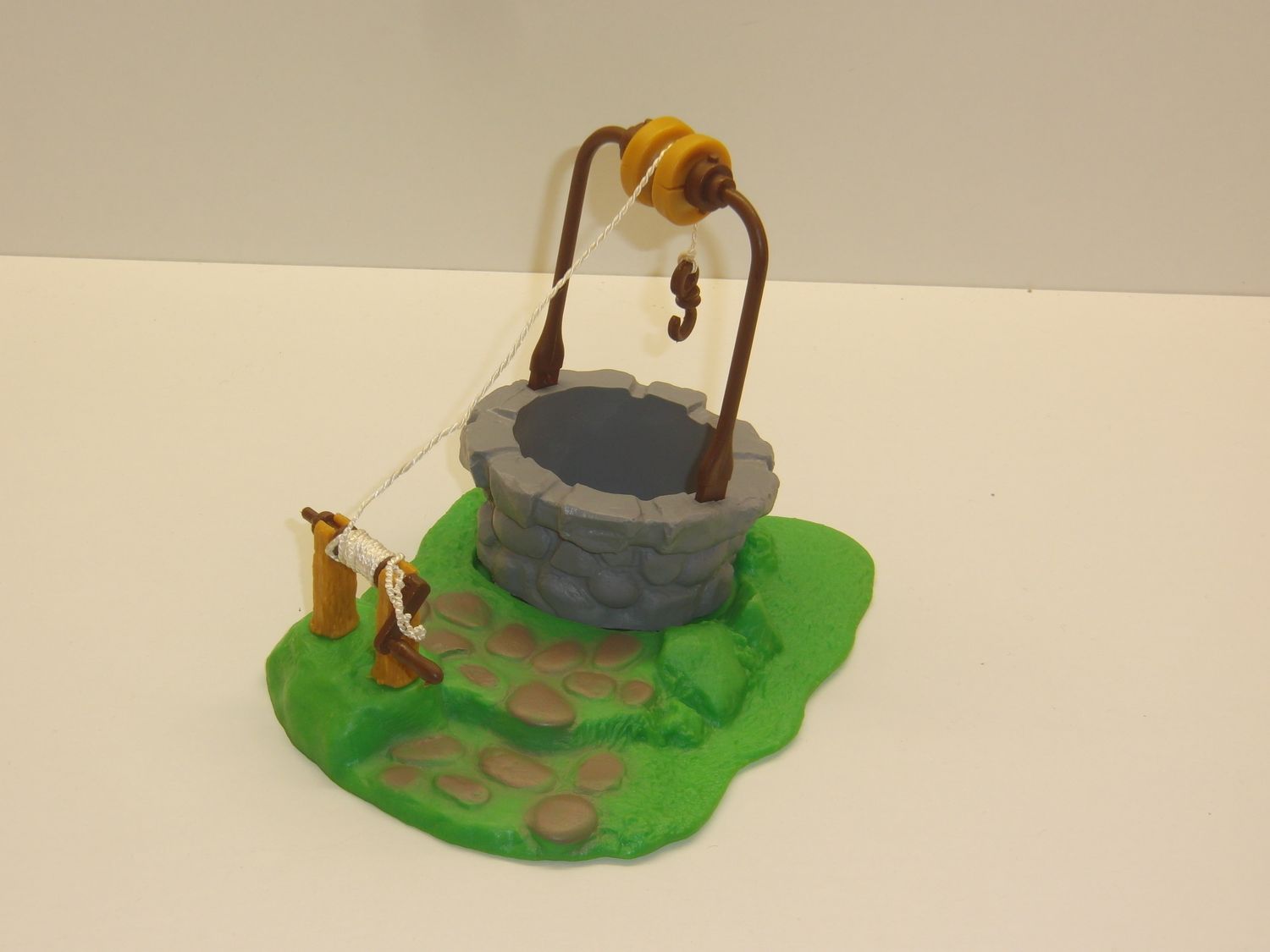 Geschlumpfe 4.0090 Brunnen (mit CE-Zeichen) Steine bemalt  (ohne Eimer)