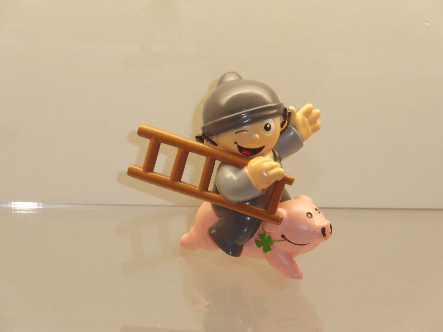 Werbefiguren: ZDF: Mainzelmännchen: P:os 2011: Mainzel als Schornsteinfeger auf Schwein reitend