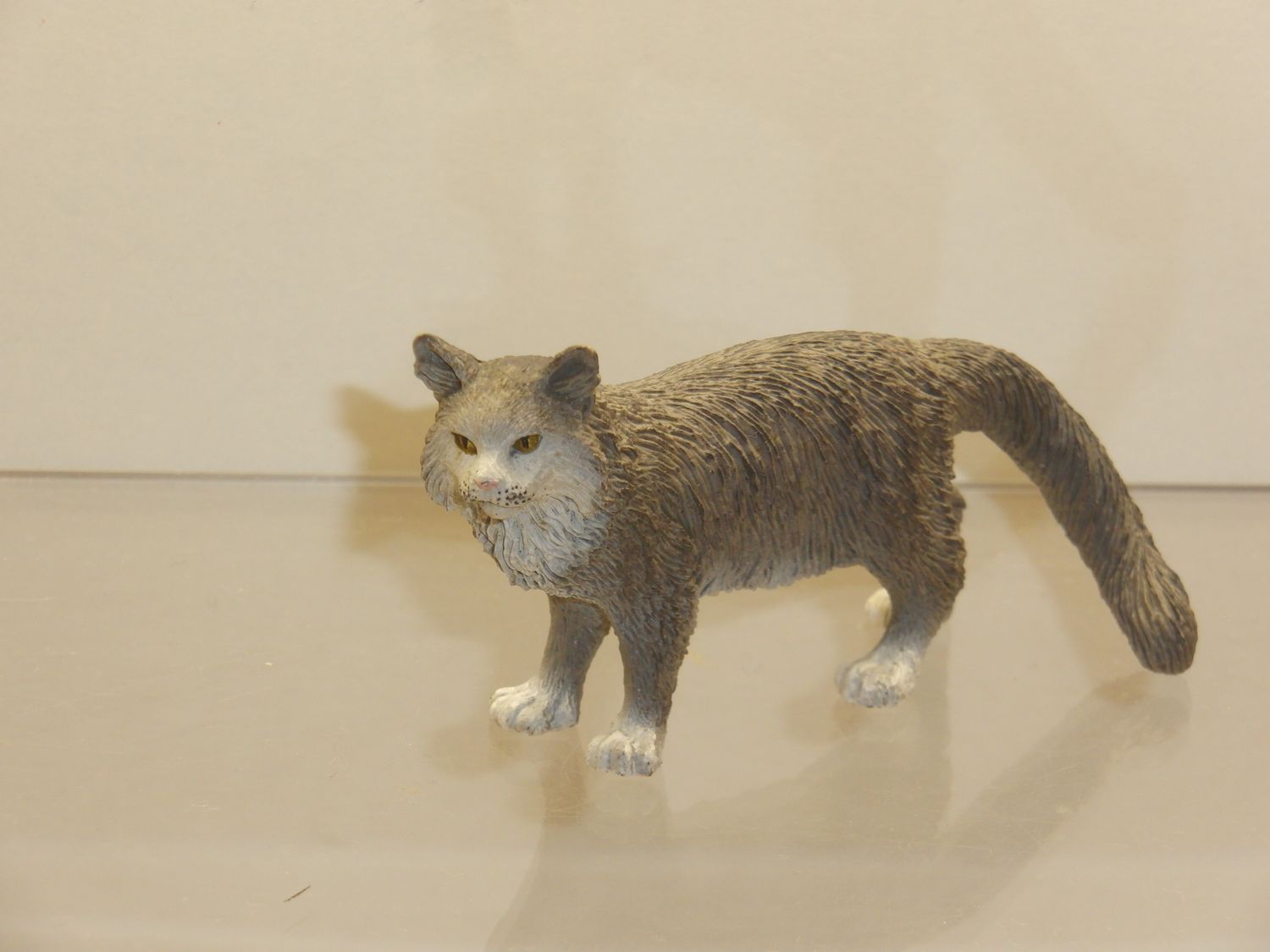 Schleich: 13893 Maine Coon Katze stehend mit Fähnchen