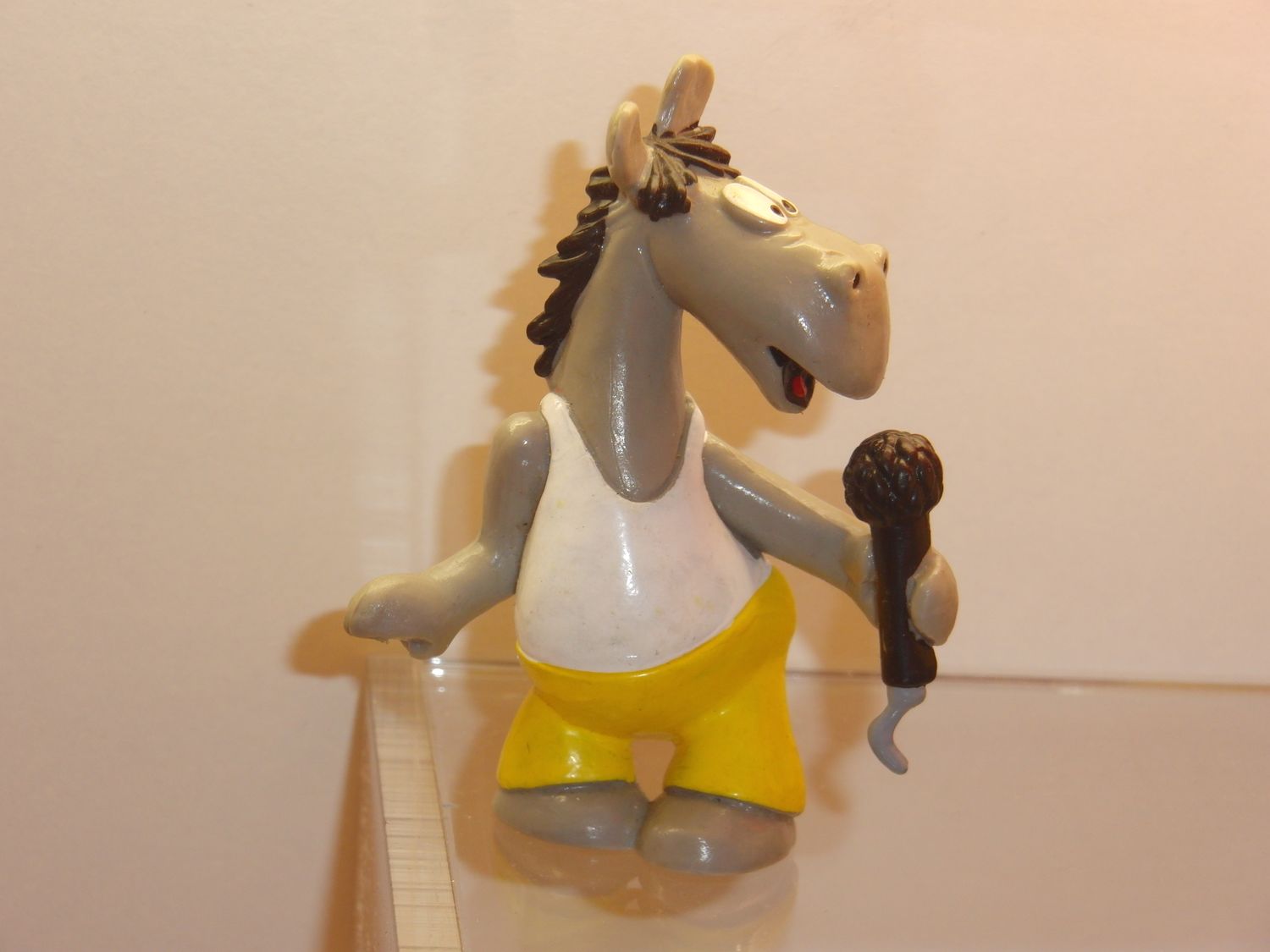 Äffle & Pferdle: Pferdle mit Mikrophon (Hemd weiß, Hose gelb)