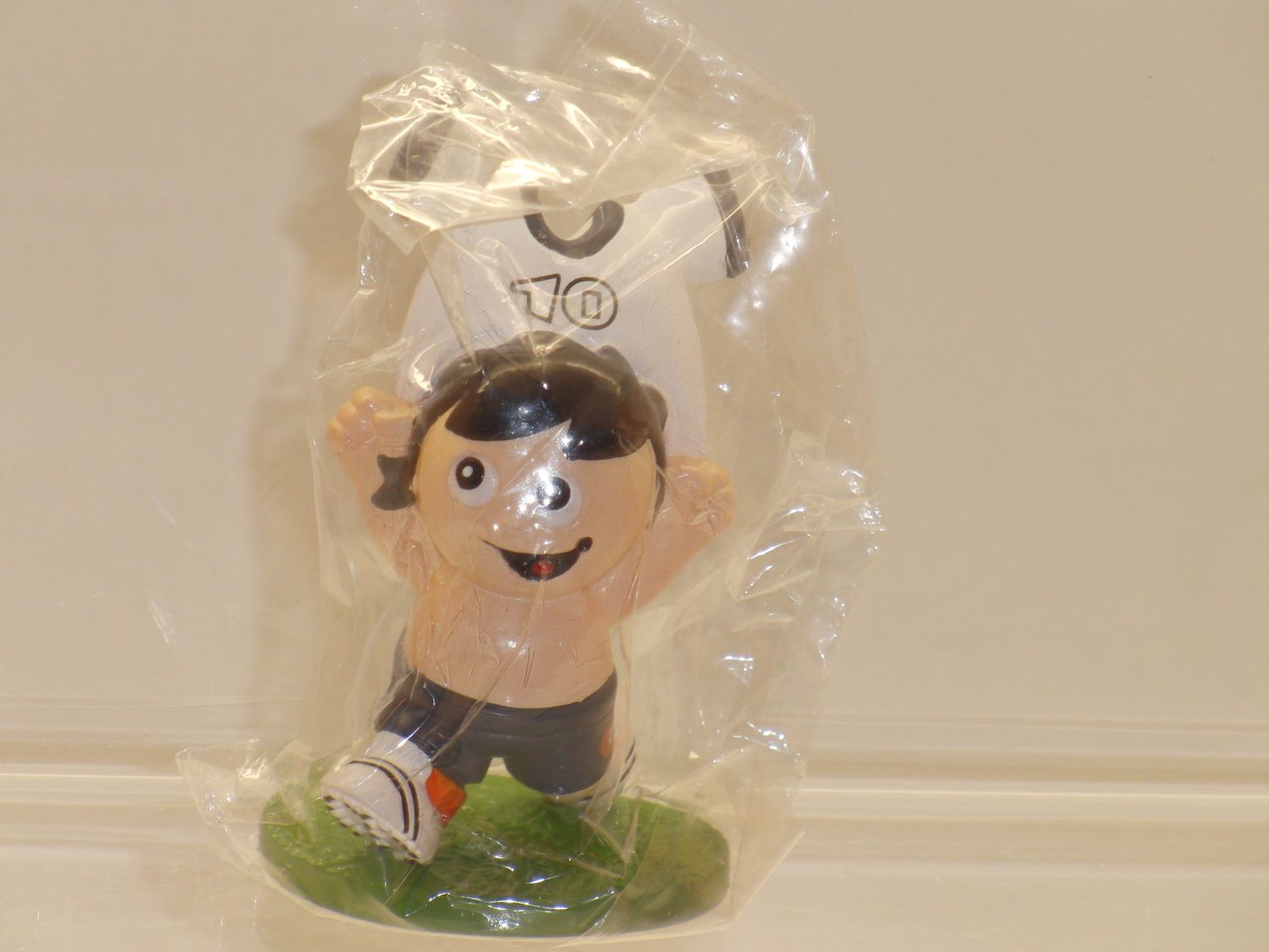 Werbefiguren: ZDF: Mainzelmännchen: P:os 2006: Mainzel Fußballer: Nr. 10 zieht Trikot aus, noch org. verpackt Werbefiguren: ZDF: Mainzelmännchen: P:os 2006: Mainzel Fußballer: Nr. 10 zieht Trikot aus, noch org. verpackt