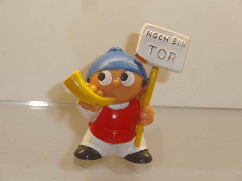 Werbefiguren: ZDF: Mainzelmännchen: John 1978: Mainzelmännchen-Fußballer: Mainzel als Fan mit Horn und Schild (blaue Kappe) mit Defekt Werbefiguren: ZDF: Mainzelmännchen: John 1978: Mainzelmännchen-Fußballer: Mainzel als Fan mit Horn und Schild (blaue Kappe) mit Defekt