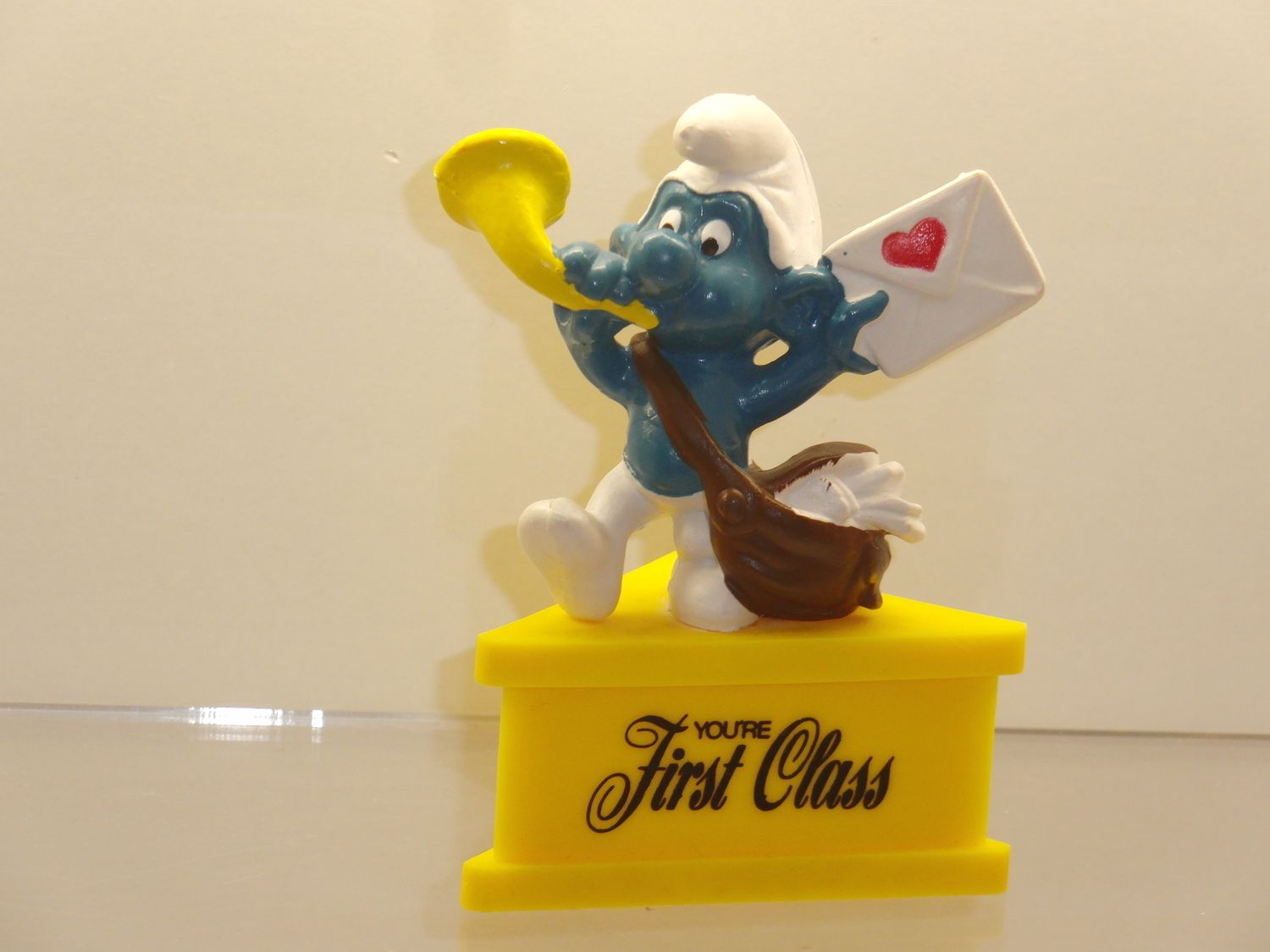 Dreiecks-Sockel: Briefträger "Youre First Class"