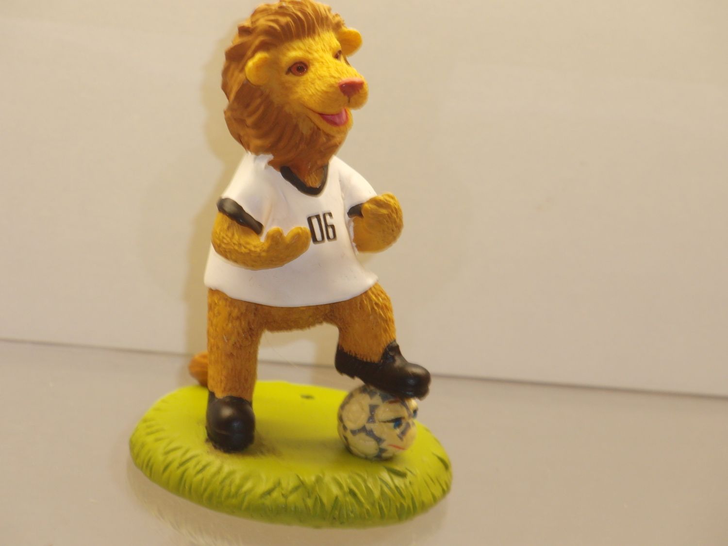 Werbefiguren: Fußball WM 2006 Deutschland: Maskottchen Goleo mit Ball in der Hand von Bully Werbefiguren: Fußball WM 2006 Deutschland: Maskottchen Goleo mit Ball in der Hand von Bully