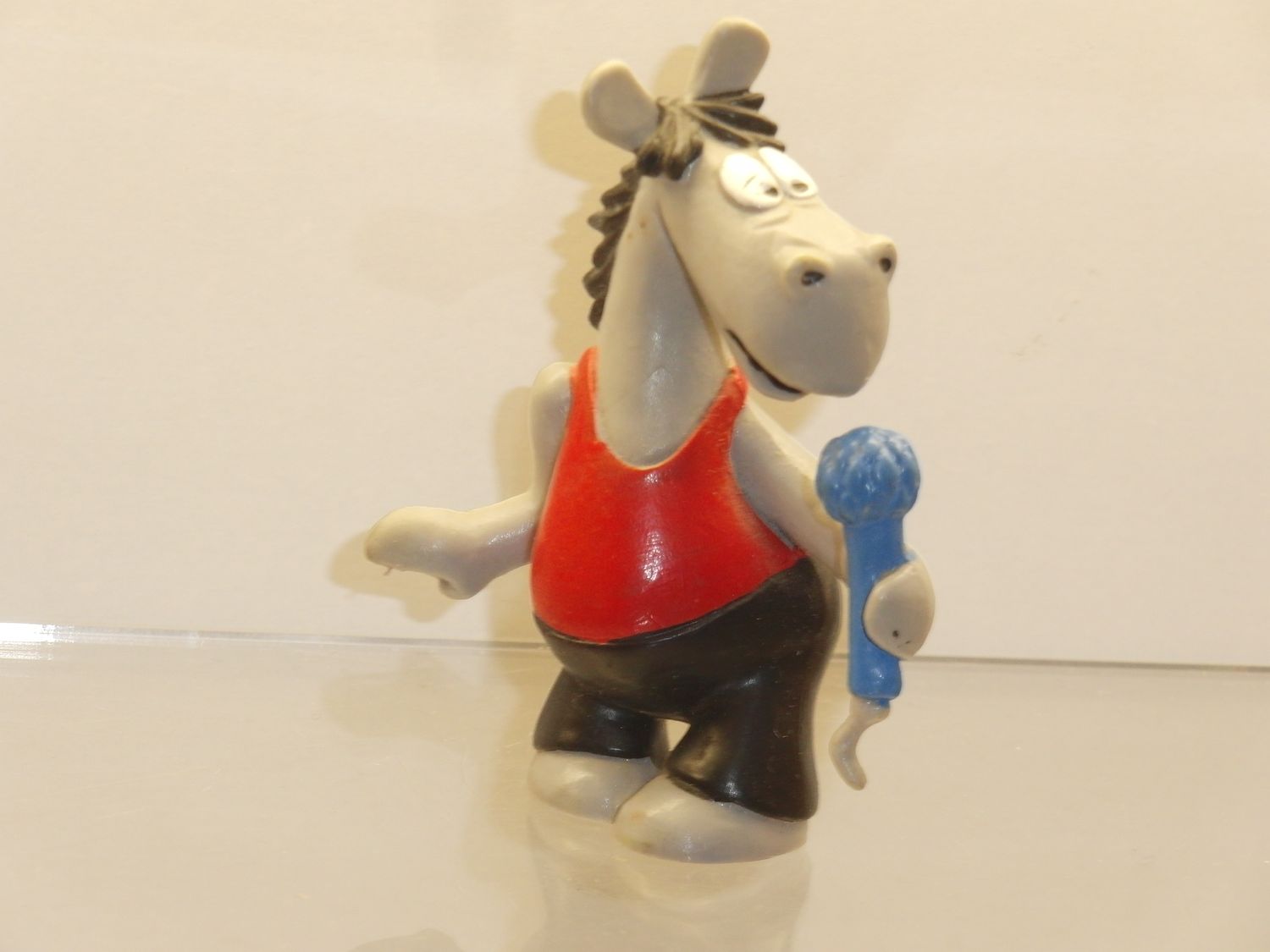 Äffle & Pferdle: Pferdle mit Mikrophon (Hemd rot/ Hose schwarz) Beschriftung unter den Füßen Äffle & Pferdle: Pferdle mit Mikrophon (Hemd rot/ Hose schwarz) Beschriftung unter den Füßen