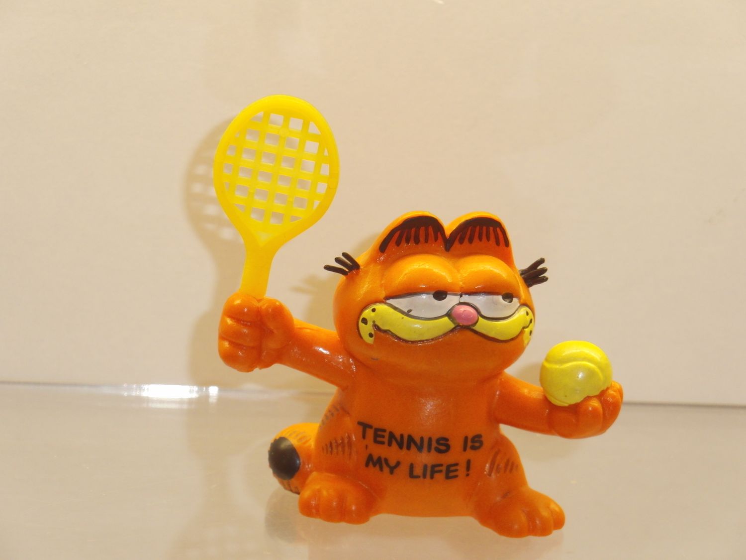 Garfield: Bully: Garfield als Tennisspieler Schläger gelb Garfield: Bully: Garfield als Tennisspieler Schläger gelb