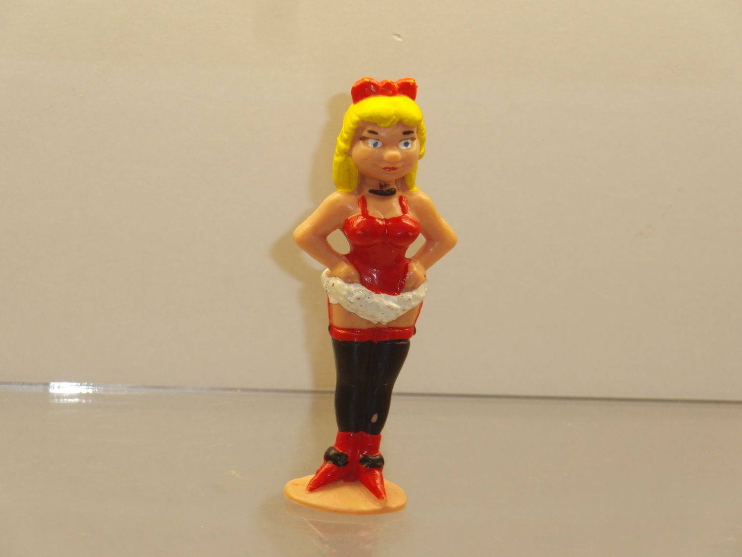 Lucky Luke: Schleich 1984: Bardame Daisy (Beschriftung unter Sockel)