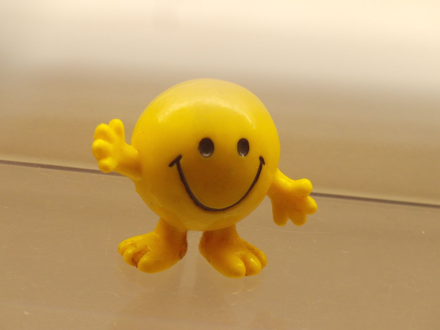 Bully (CE-Zeichen): Mr. Men + Little Miss: Mr. Glückmann - Aufschrift: Don't worry be happy! Bully (CE-Zeichen): Mr. Men + Little Miss: Mr. Glückmann - Aufschrift: Don't worry be happy!