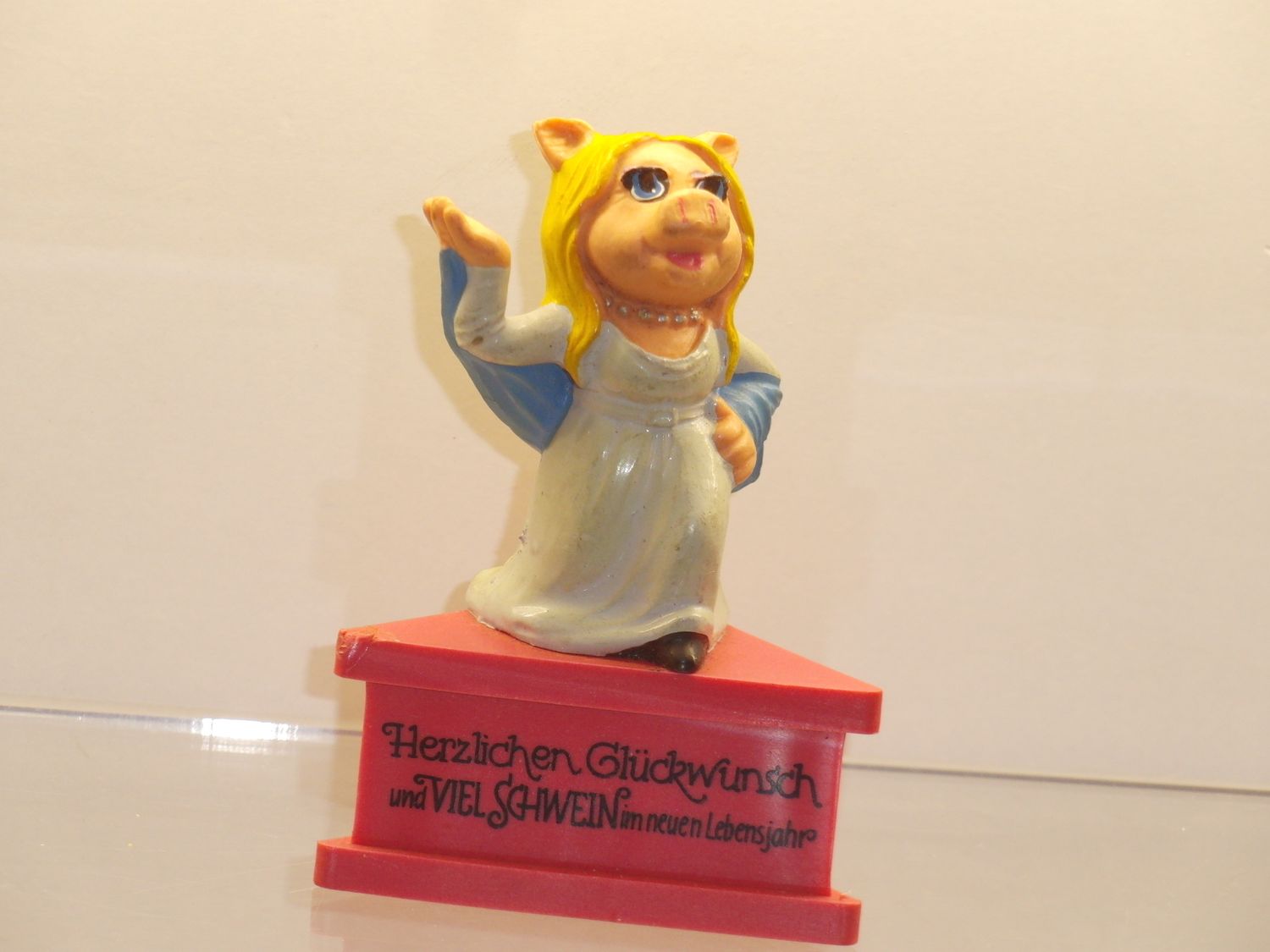 Schleich Figur auf Dreieckssockel: Miss Piggy