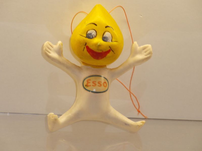Werbefiguren: Esso Tankstellen : Esso-Männchen als Anhänger (mit Beschädigung) Werbefiguren: Esso Tankstellen : Esso-Männchen als Anhänger (mit Beschädigung)