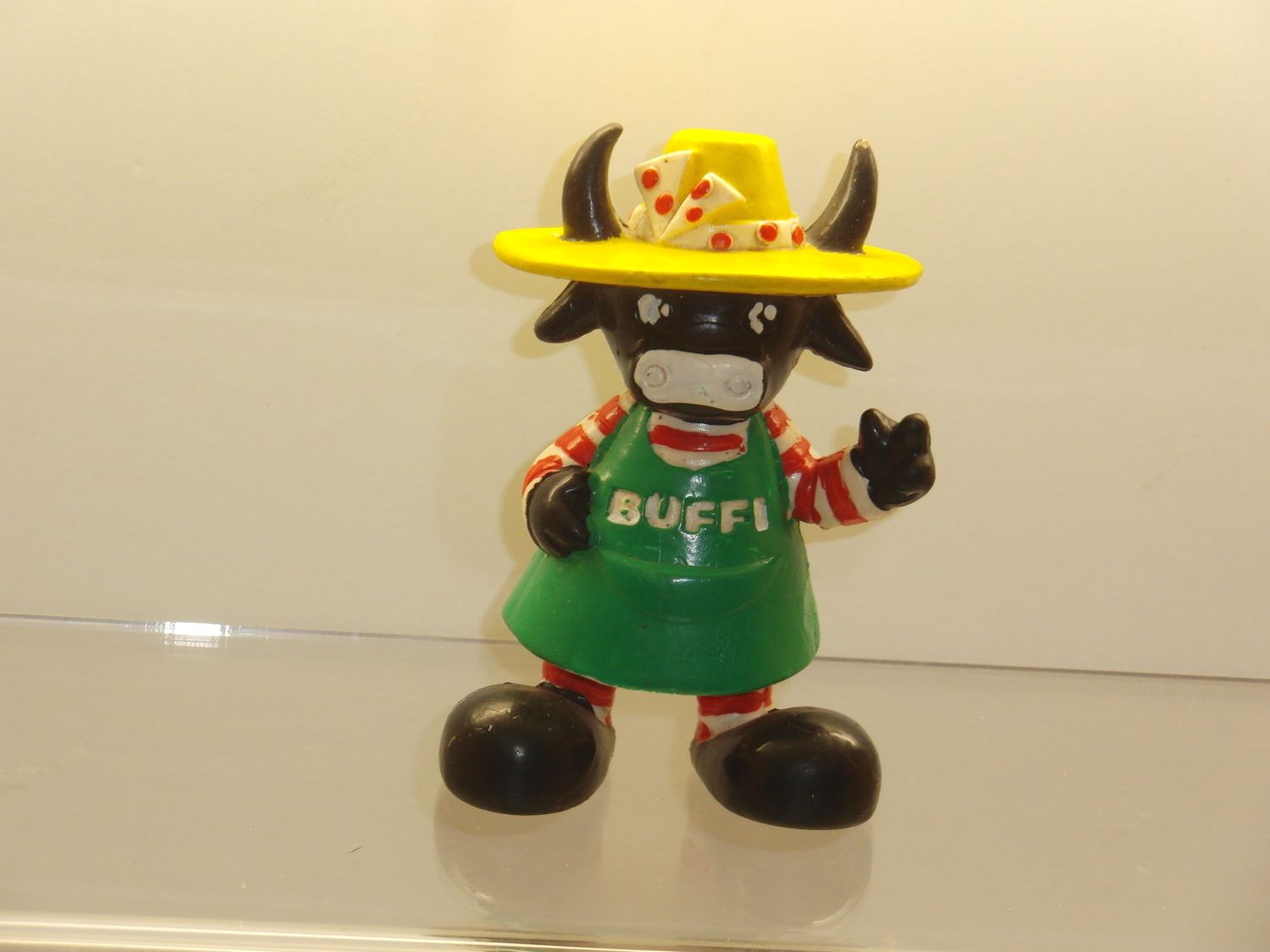 Werbefiguren: Günther Cornufera GmbH: Büffi als Gärtner (große Figur) Werbefiguren: Günther Cornufera GmbH: Büffi als Gärtner (große Figur)