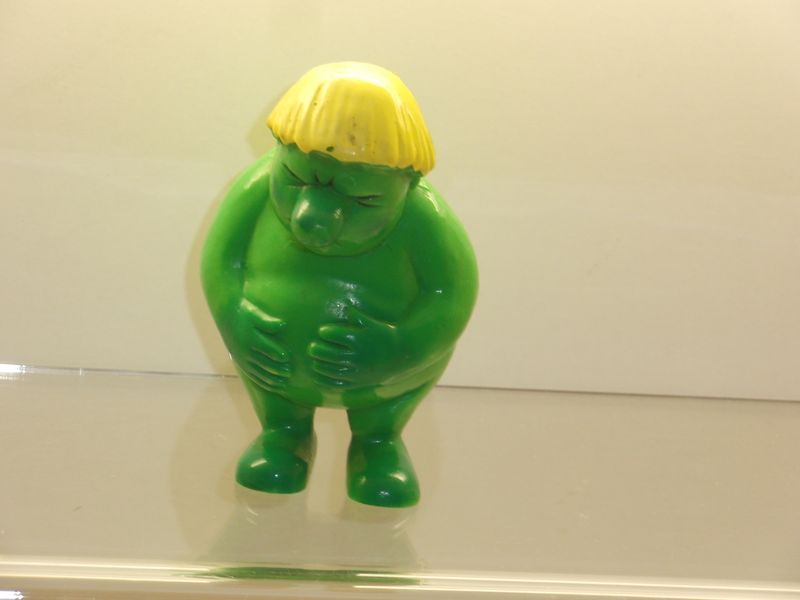 Werbefiguren: Lefax: Lefax-Männchen groß mit Bauchschmerzen von Bully (alte Form) Werbefiguren: Lefax: Lefax-Männchen groß mit Bauchschmerzen von Bully (alte Form)