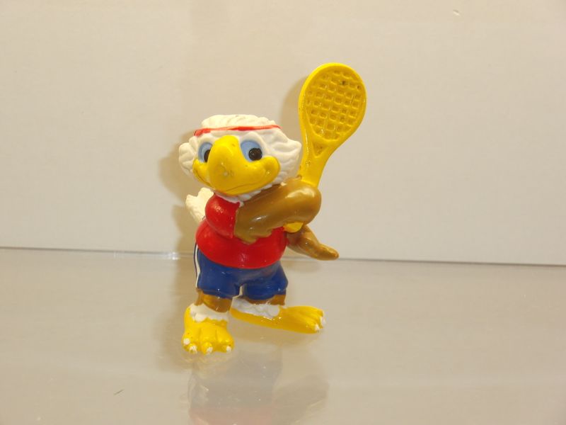 Werbefiguren: Olympische Spiele Los Angeles 1984: Maskottchen Sam als Tennisspieler (fehlende Schlüsselkette) Werbefiguren: Olympische Spiele Los Angeles 1984: Maskottchen Sam als Tennisspieler (fehlende Schlüsselkette)