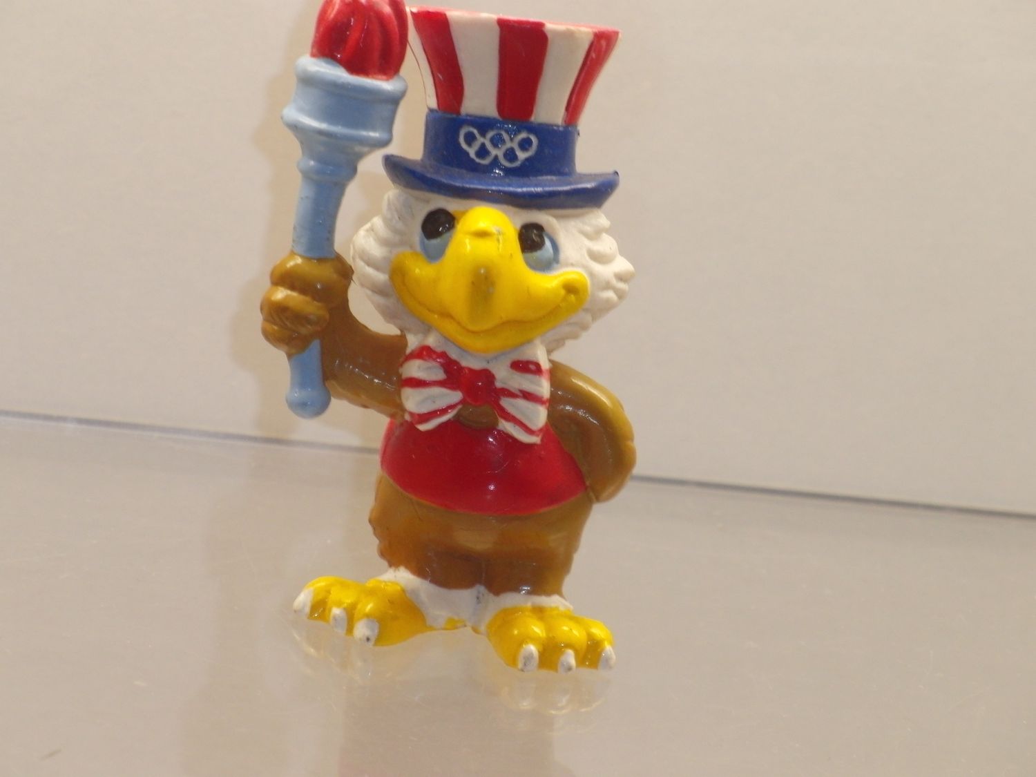 Werbefiguren: Olympische Spiele Los Angeles 1984: Maskottchen Sam mit Fackel (fehlende Schlüsselkette) Werbefiguren: Olympische Spiele Los Angeles 1984: Maskottchen Sam mit Fackel (fehlende Schlüsselkette)