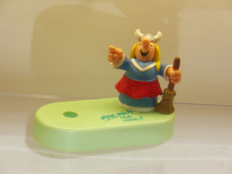 Hägar: Schleich 1990: Helga auf Schreibtisch-Set (ohne Kugelschreiber) Beschädigung an einem Horn