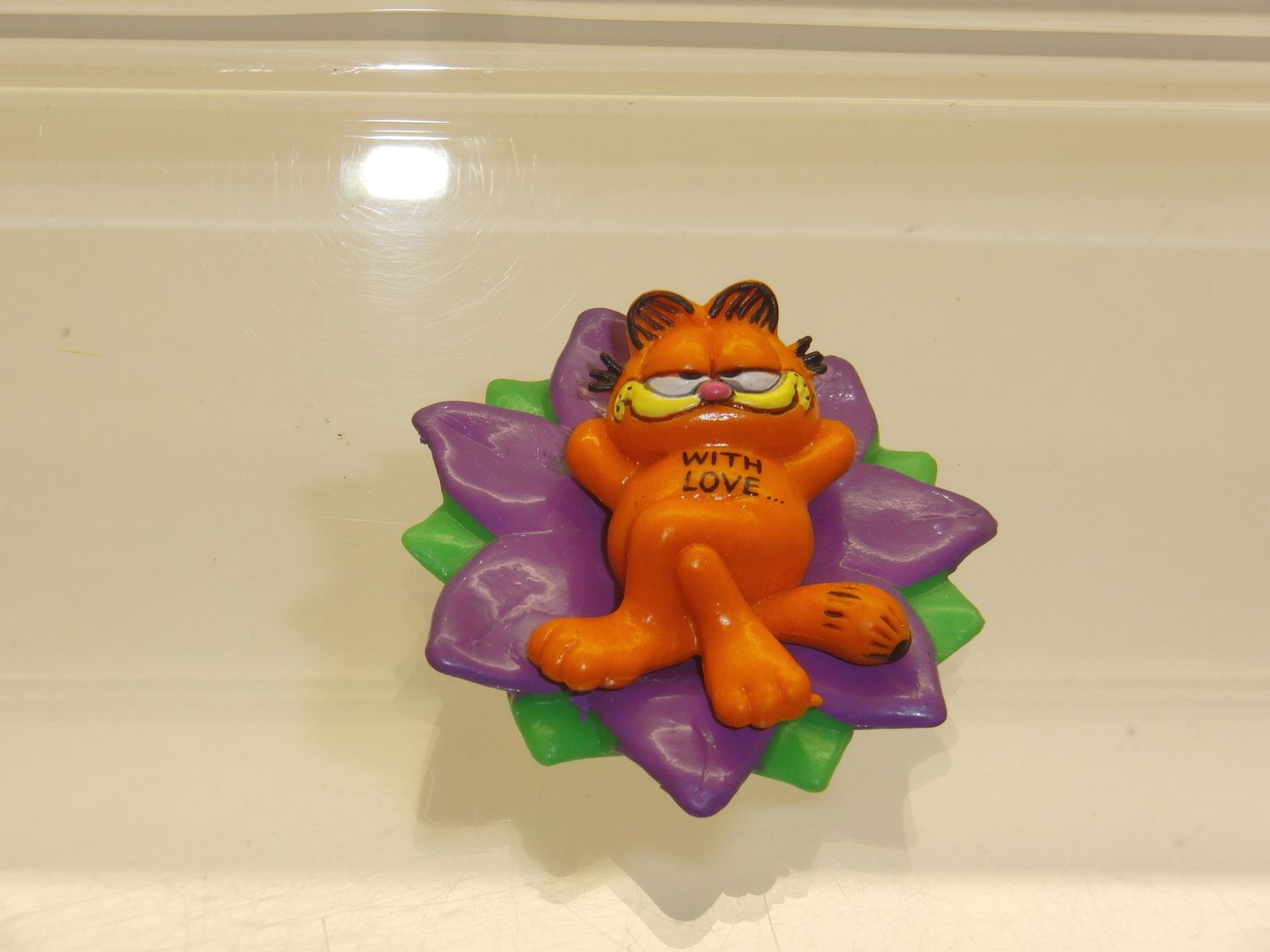Garfield: Bully: Garfield Mini auf Blume liegend (ohne Schlüsselkette)