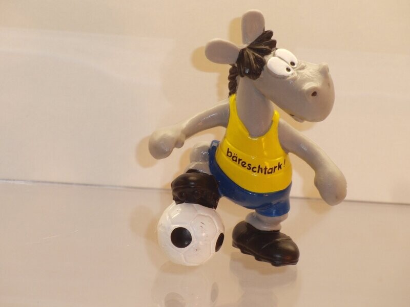 Äffle & Pferdle: Pferdle als Fußballer (Hemd gelb, Hose blau) bäreschtark