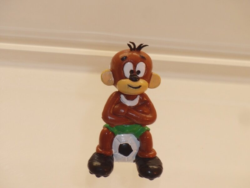 Äffle & Pferdle: Äffle mit Fußball (Hemd weiß, Hose grün) teils mit CE-Zeichen