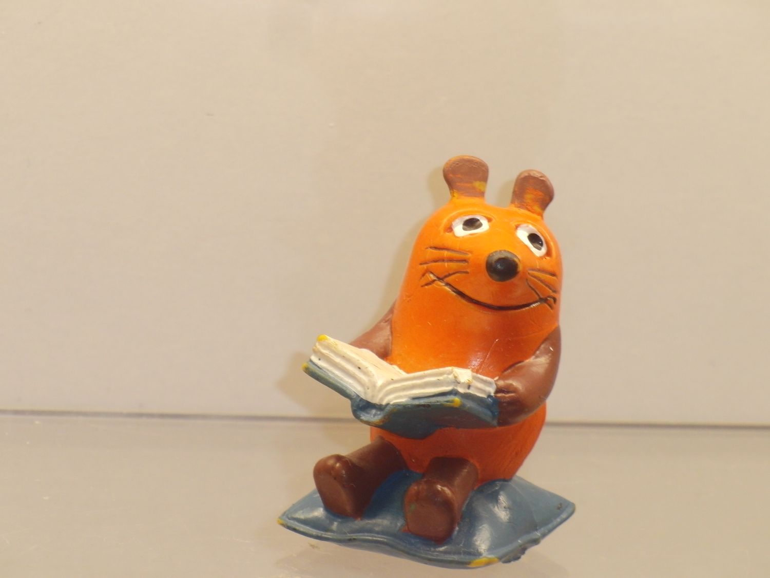 Die Sendung mit der Maus: Heimo 80er Jahre: Maus mit Buch Die Sendung mit der Maus: Heimo 80er Jahre: Maus mit Buch