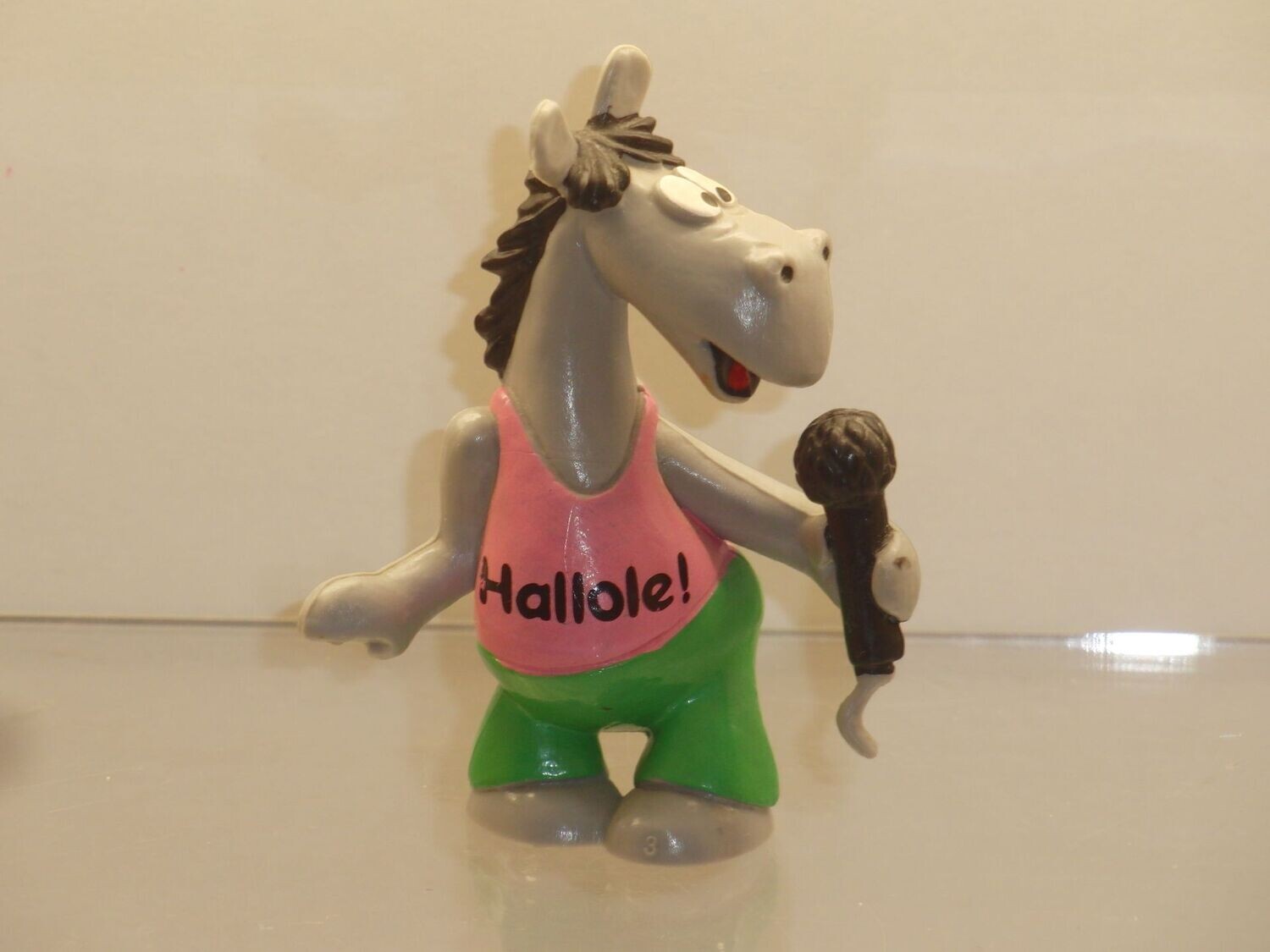 Äffle & Pferdle: Pferdle mit Mikrophon (Hemd rosa/Hose grün) Hallole Äffle & Pferdle: Pferdle mit Mikrophon (Hemd rosa/Hose grün) Hallole