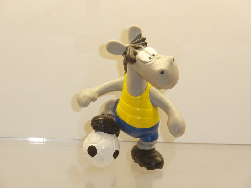 Äffle & Pferdle: Pferdle als Fußballer (Hemd gelb/ Hose blau) Äffle & Pferdle: Pferdle als Fußballer (Hemd gelb/ Hose blau)