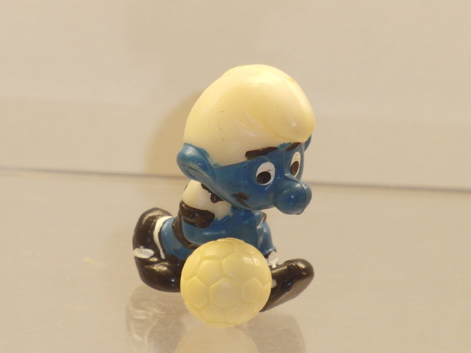Die Fußballschlümpfe 1988:Mittelstürmerschlumpf mit steckbarem Ball, ohne Emblem