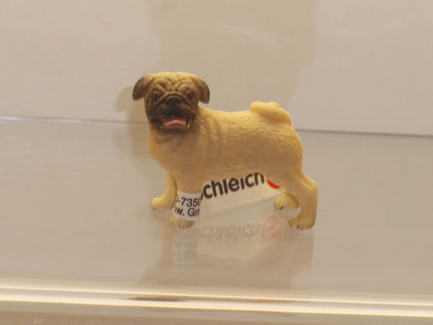 Schleich: 16381 Mops Rüde mit Fähnchen Schleich: 16381 Mops Rüde mit Fähnchen