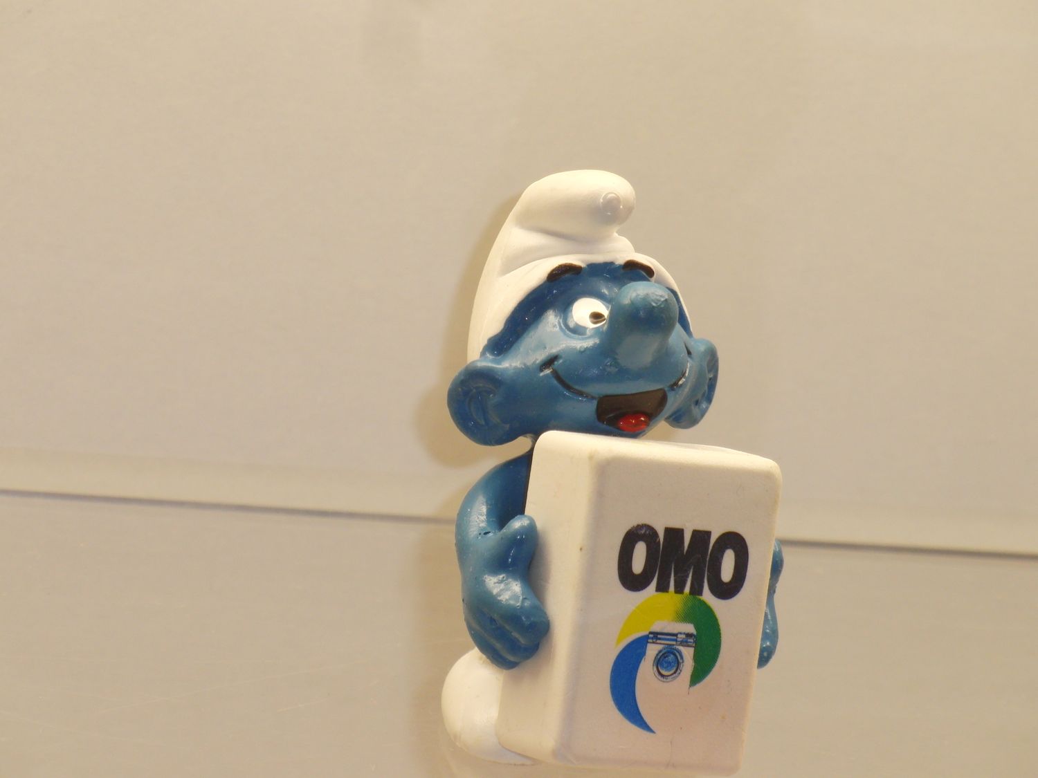 Werbeschlumpf  : OMO: Schlumpf mit OMO-Paket