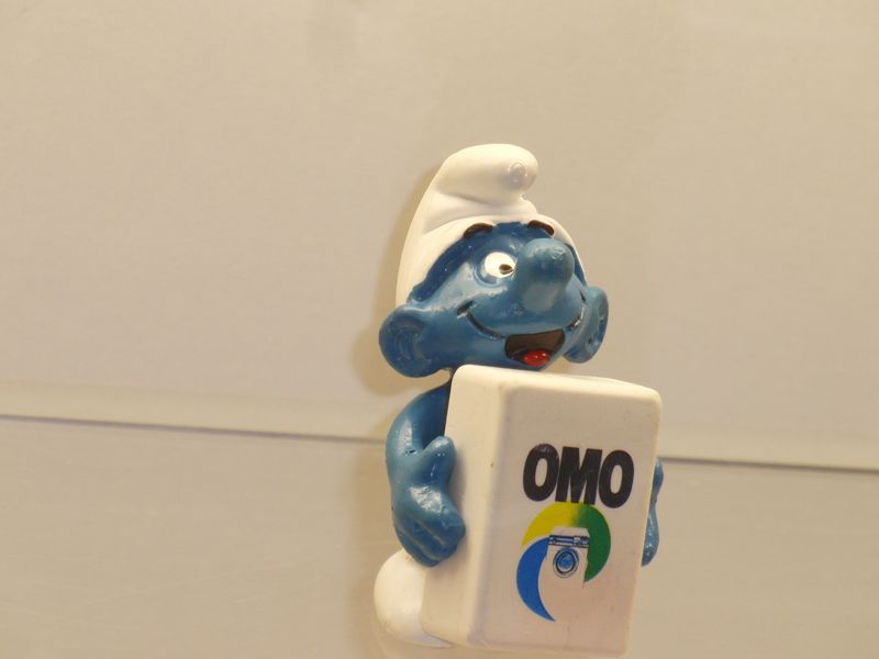 Werbeschlumpf  : OMO: Schlumpf mit OMO-Paket