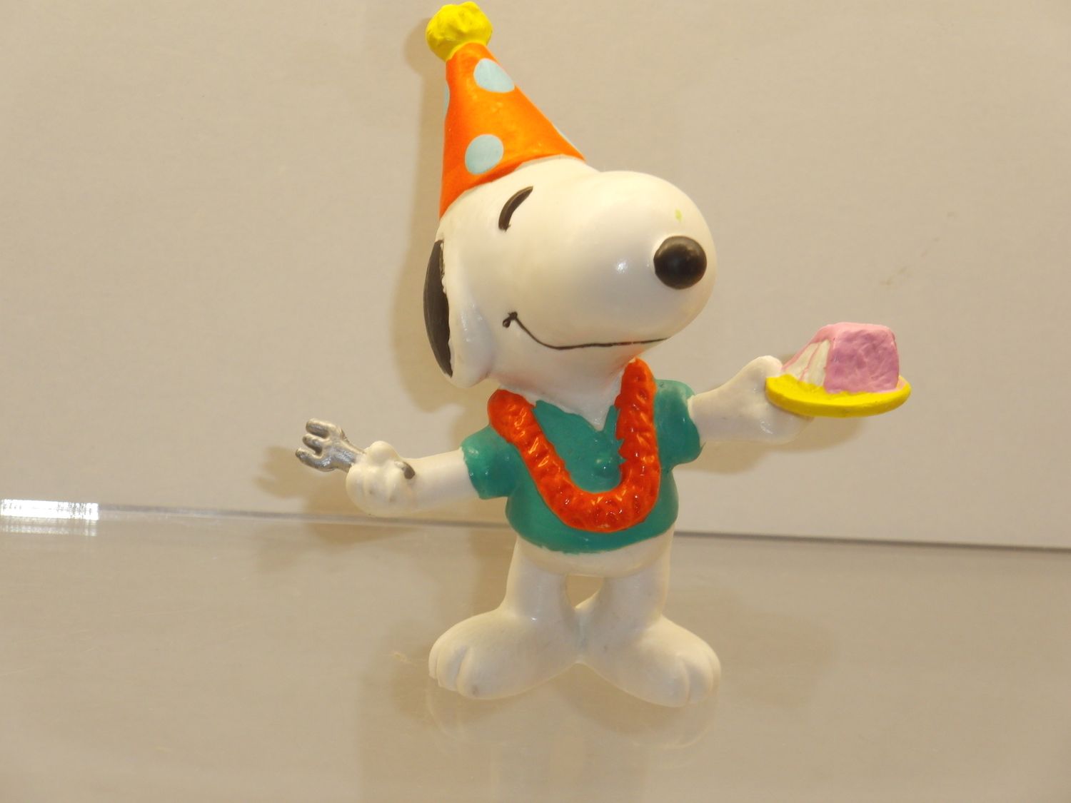 Snoopy/Peanuts: U.K. Peanuts Geburtstagsparty: Snoopy mit Kuchen
