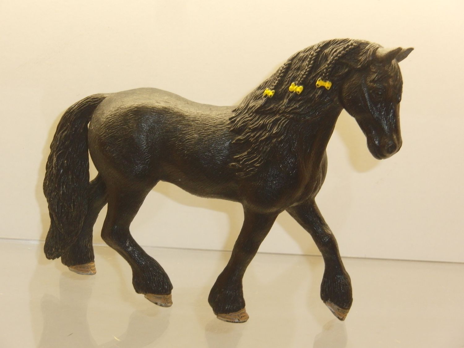 Schleich: schwarze Friesen Stute (gelbe Schleifen in Mähne) 2017 Schleich: schwarze Friesen Stute (gelbe Schleifen in Mähne) 2017