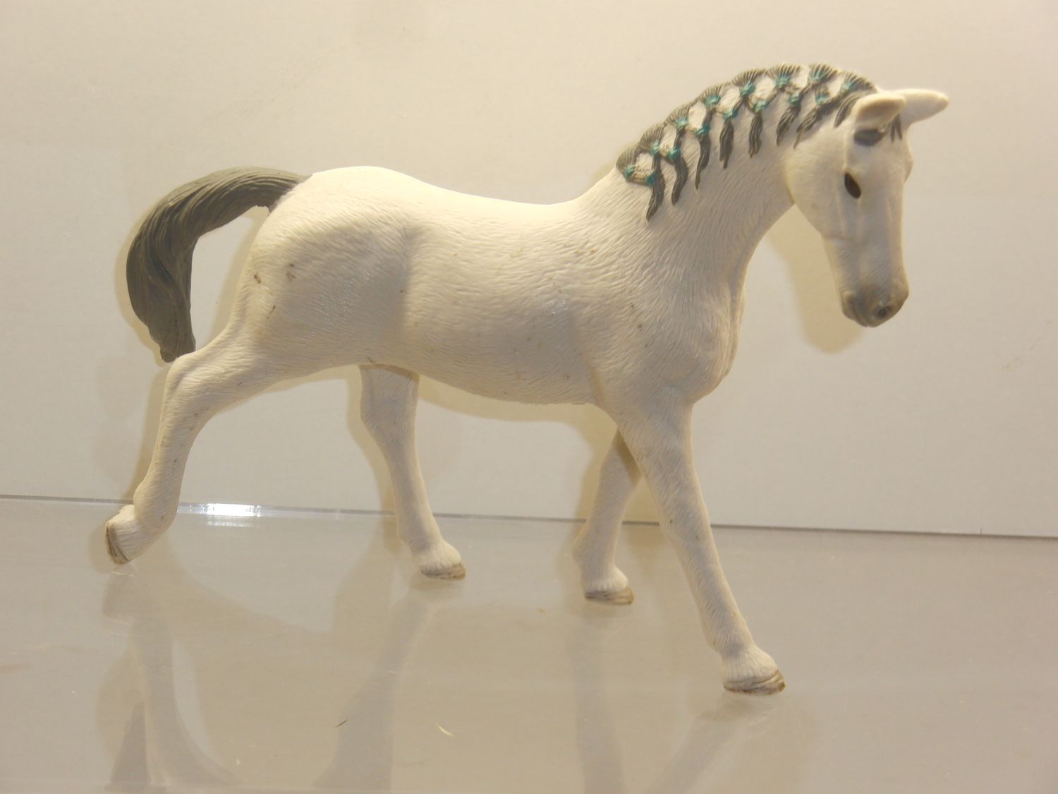Schleich: weiße Stute mit grauer Mähne und Schweif 2018 Schleich: weiße Stute mit grauer Mähne und Schweif 2018