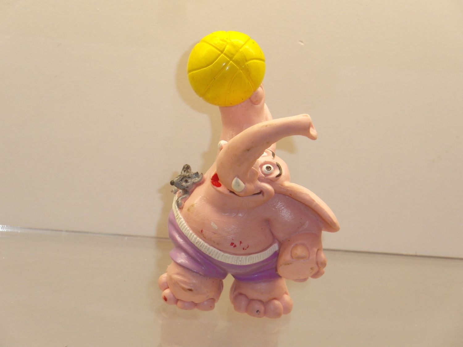 Pink Elefant: Comics Spain 80er Jahre: Elefant mit gelbem Ball Pink Elefant: Comics Spain 80er Jahre: Elefant mit gelbem Ball