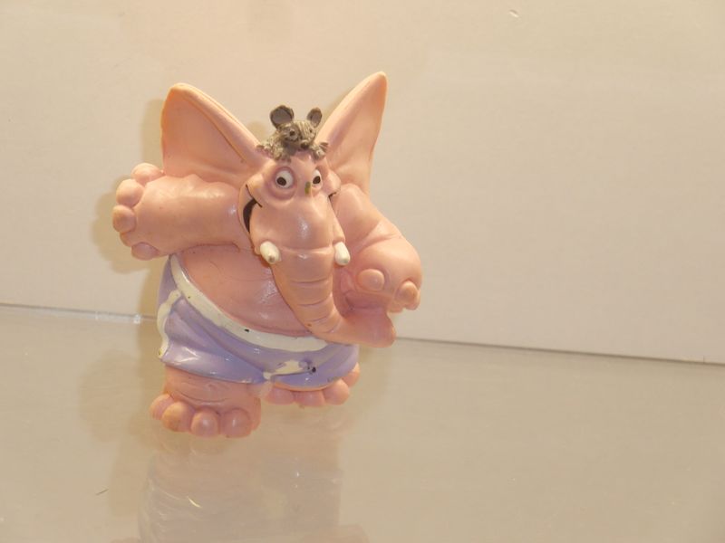 Pink Elefant: Comics Spain 80er Jahre: Elefant als Fußballer (ohne Ball, abgebrochen) Pink Elefant: Comics Spain 80er Jahre: Elefant als Fußballer (ohne Ball, abgebrochen)