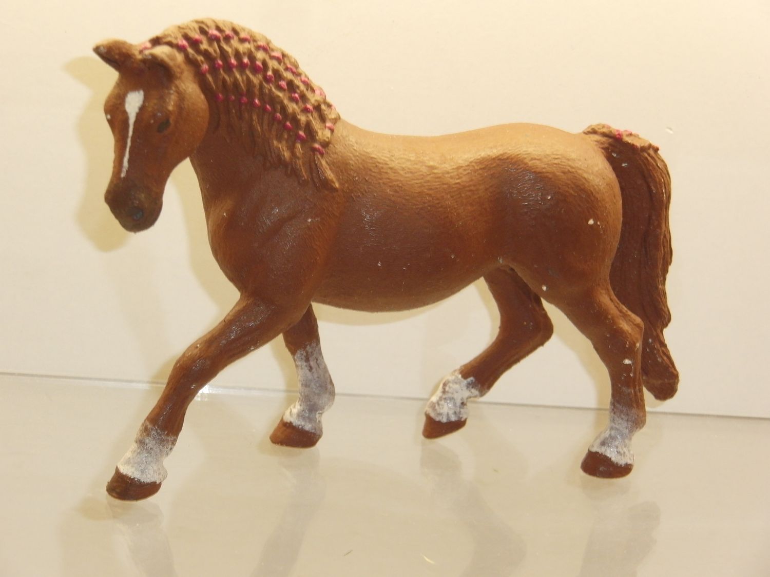 Schleich: rotbraune Stute, mit geflochtener Mähne (rote Schleifen) 2016 Schleich: rotbraune Stute, mit geflochtener Mähne (rote Schleifen) 2016