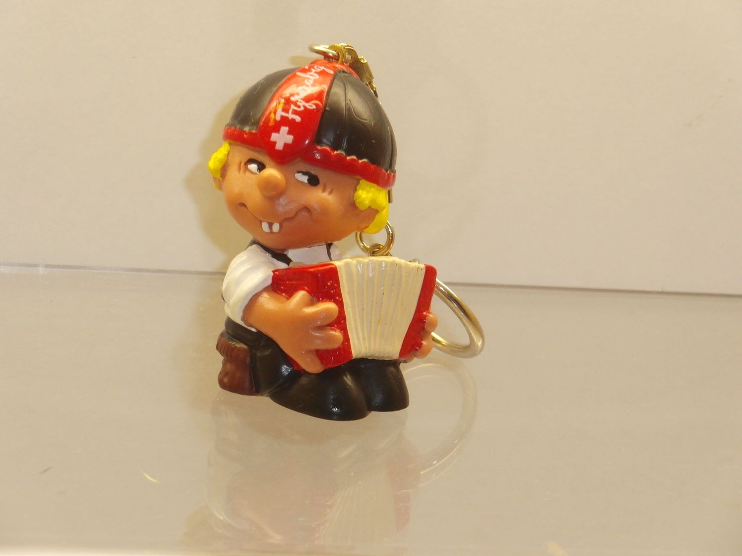 Seppli: Schleich 1984: Seppli mit Harmonium (Schlüsselanhänger) Seppli: Schleich 1984: Seppli mit Harmonium (Schlüsselanhänger)