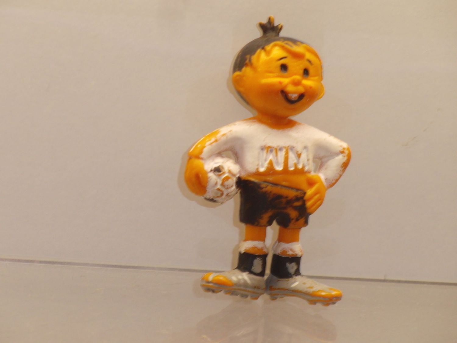 Werbefiguren: Fußball WM 1974 Deutschland: Maskottchen Tip und Tap: Tip mit Ball Werbefiguren: Fußball WM 1974 Deutschland: Maskottchen Tip und Tap: Tip mit Ball