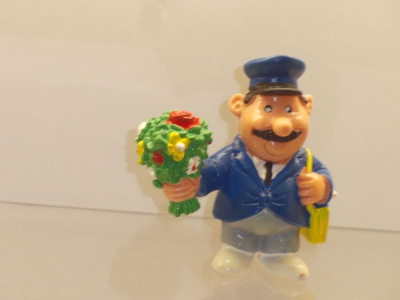 Werbefiguren: Deutsche Post: Postbote (Pietje Puck)mit Blumenstrauß von Schleich Werbefiguren: Deutsche Post: Postbote (Pietje Puck)mit Blumenstrauß von Schleich