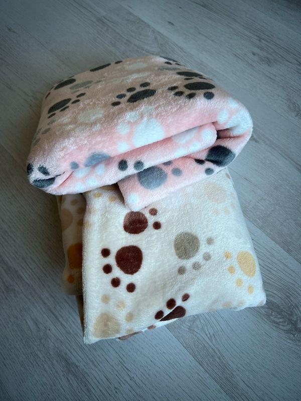 Kuschelige Hundedecke Grau mit Pfötchen (Grösse M)
