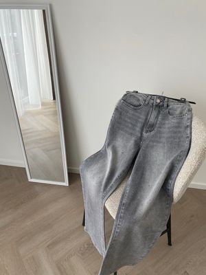 Pilki tiesaus kirpimo džinsai su blizgučiais