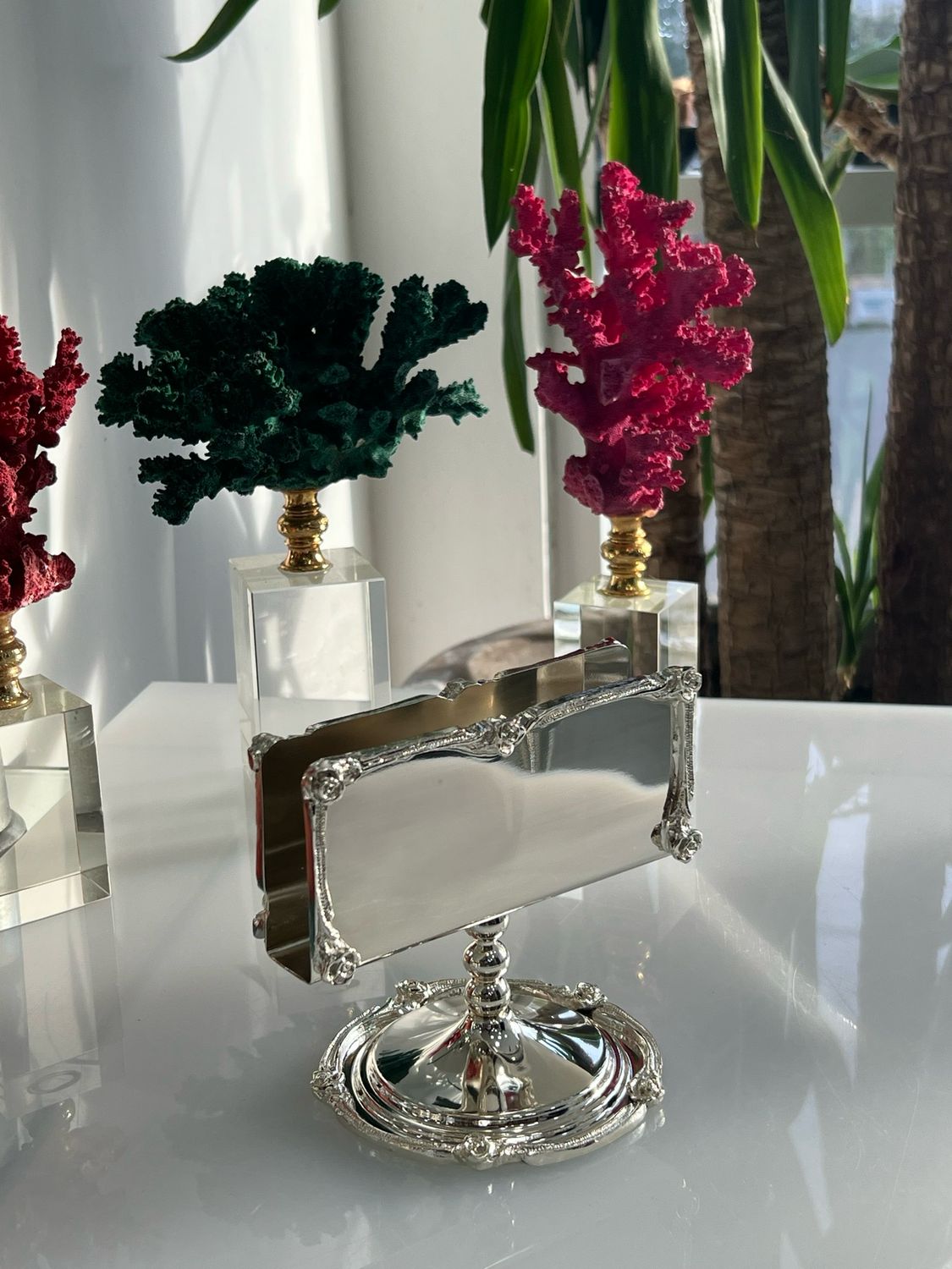Tissue stand