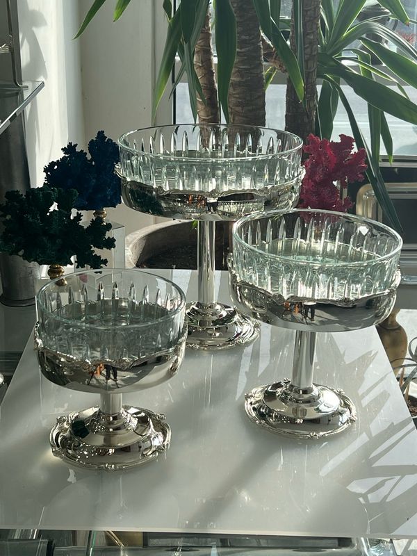 Set of 3 Glass Pedestal Serving Bowls – Silver-Plated Base