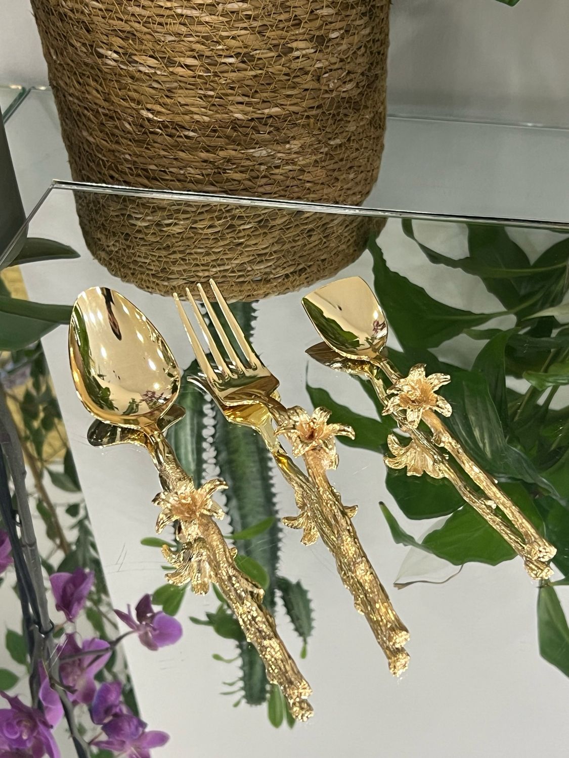 Luxury Gold-Plated Cutlery Set with Floral Detailing – Elegant Design 