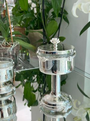 Luxury Hospitality Glass with Decorative Lid and Low Fixed Base – 