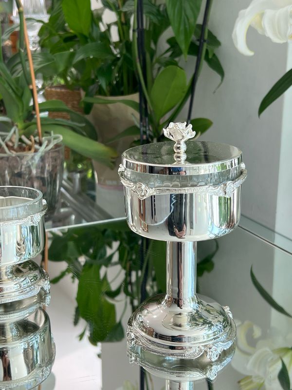 Luxury Hospitality Glass with Decorative Lid and Low Fixed Base – 