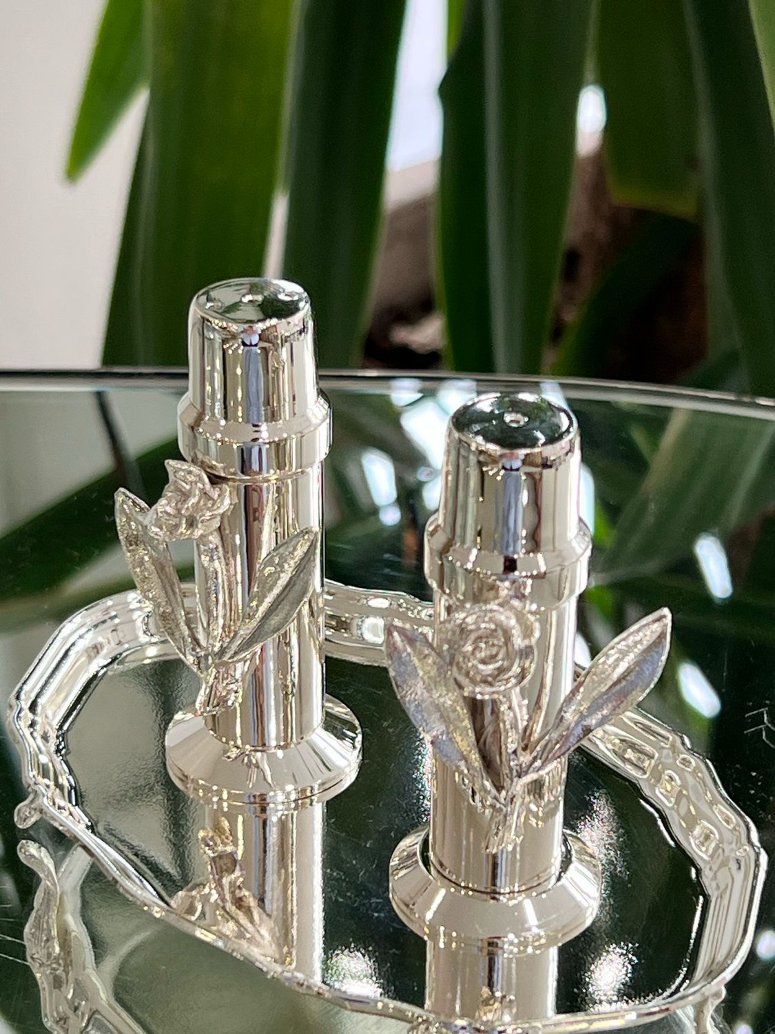 Decorative Silver-Plated Salt &amp; Pepper Shakers Set with Floral Design 