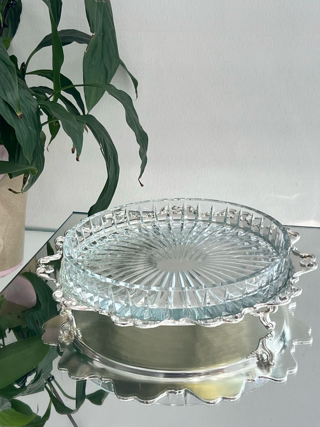 Glass Serving Stand with Decorative Base – Model istiridye